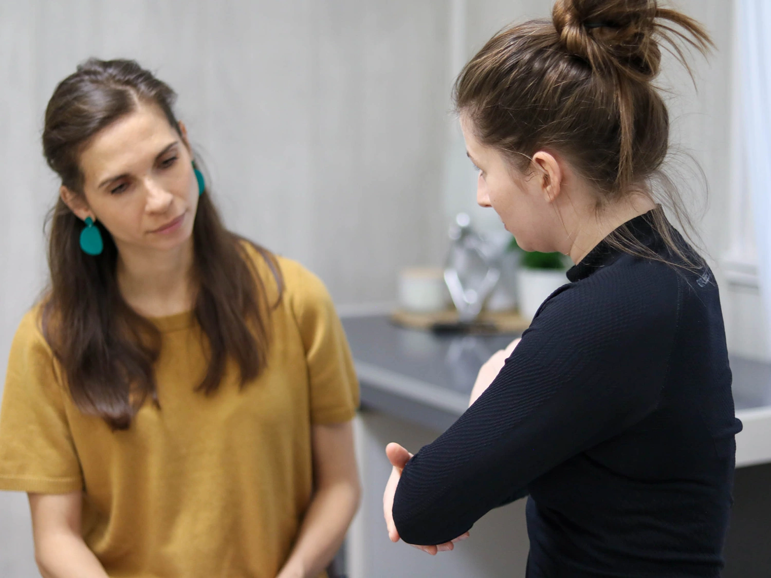 Váll- és térdfájdalom kisugárzása a gerincből McKenzie vizsgálat.